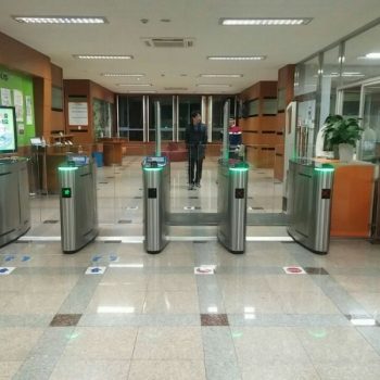 kiểm soát cửa ra vào bằng thẻ từ