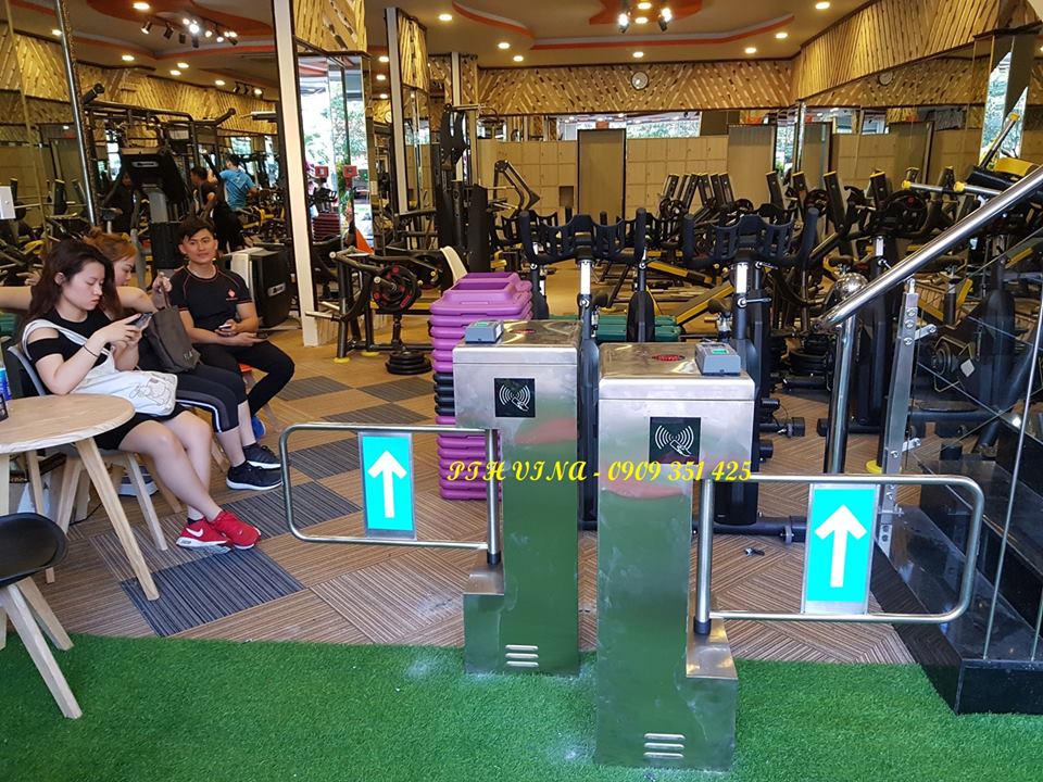 Cổng kiểm soát phòng gym tự động bằng swing gate barrier 