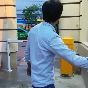 barrier kết hợp máy chấm công