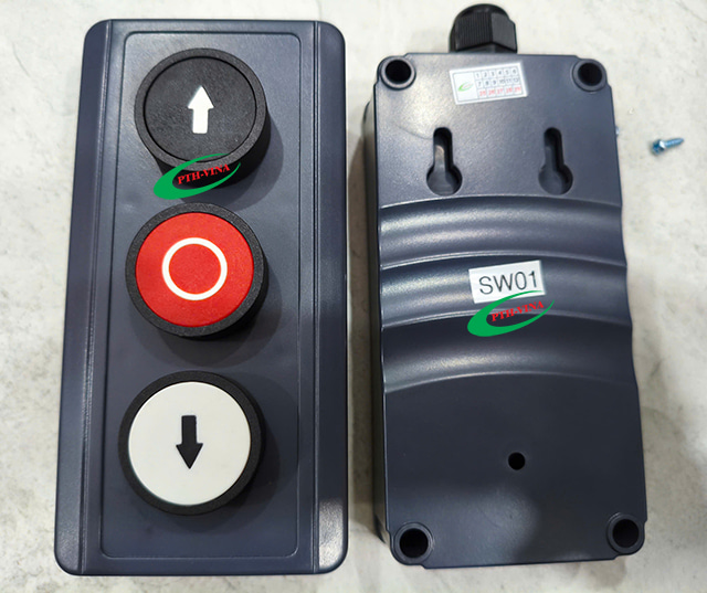 Thiết kế 3 nút màu đen, đỏ, trắng đặc trưng