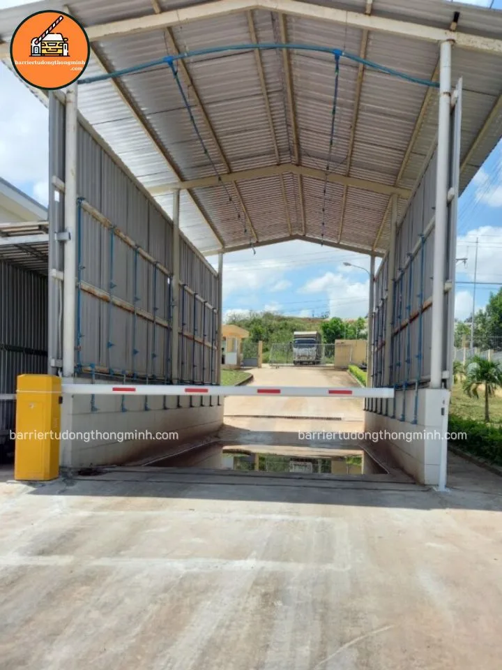 hệ thống khử trùng xe khi ra vào trang trại