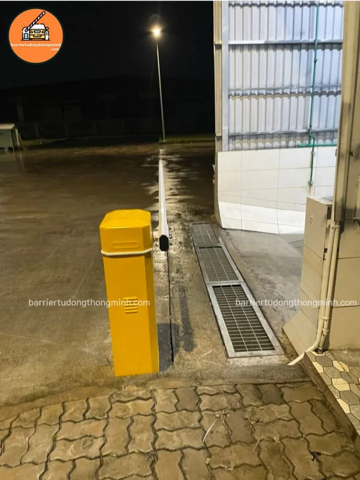 barie chắn xe ra vào khu vực khử trùng