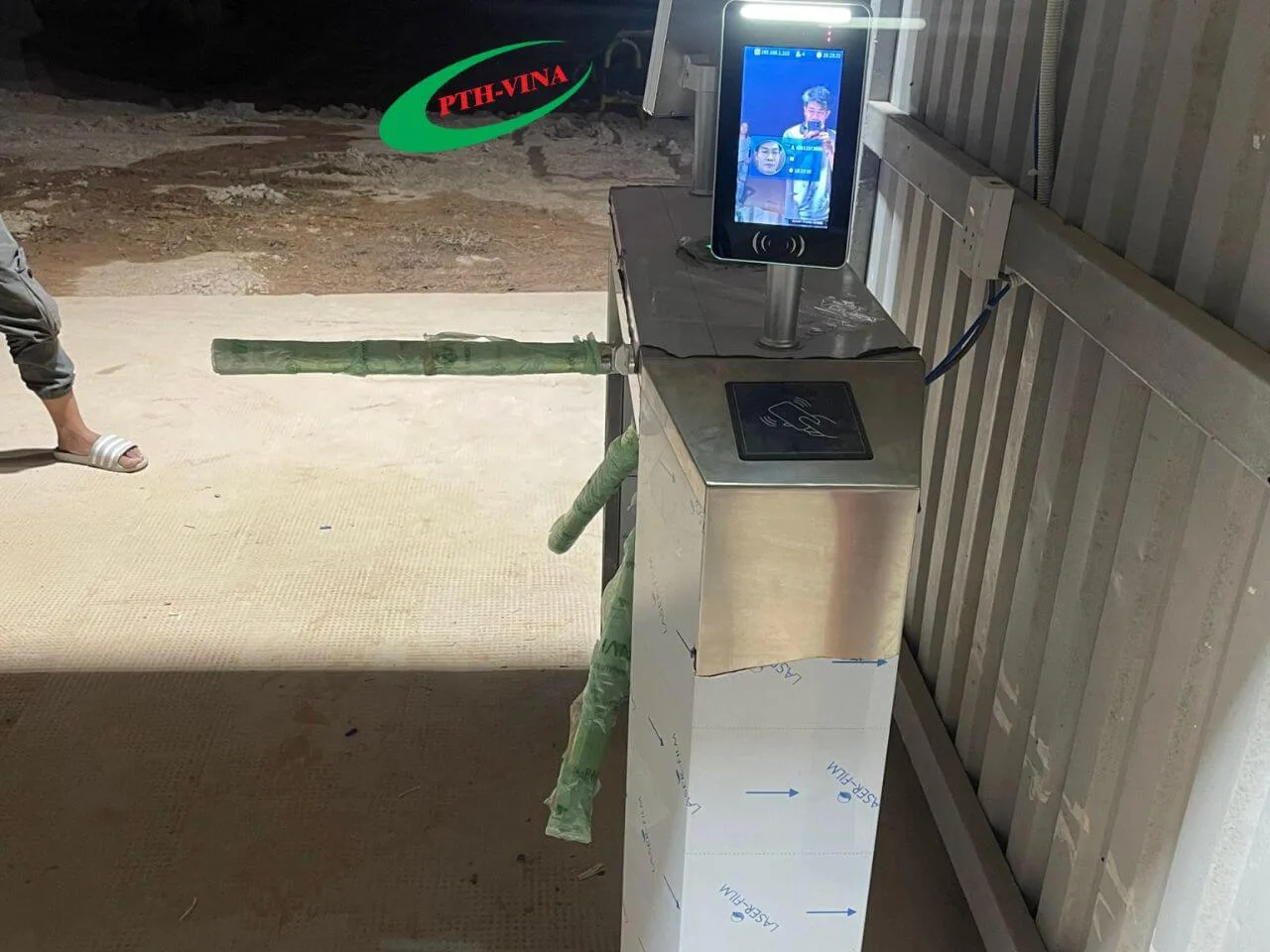 Công trinh lắp đặt máy nhận diện khuôn mặt và hệ thống cổng kiểm soát