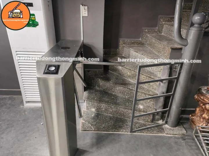 lắp cổng xoay 3 càng cho tòa nhà