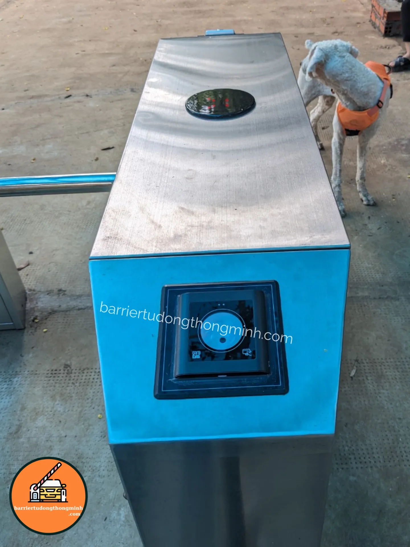 cổng soát vé tích hợp máy đọc mã QR