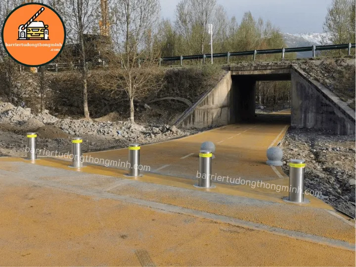 lắp trụ an ninh tại khu vực quân sự