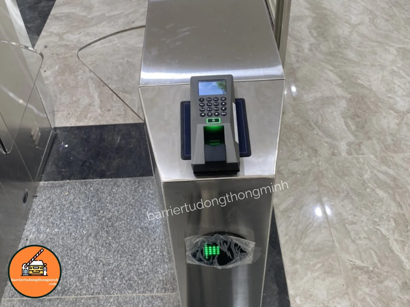 điểm danh trường học kết hợp máy đọc vân tay