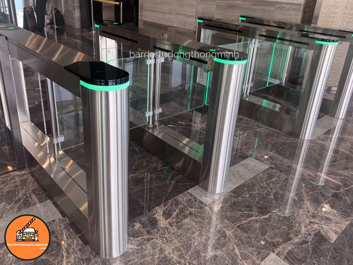 cổng swing kiểm soát ra vào khách sạn