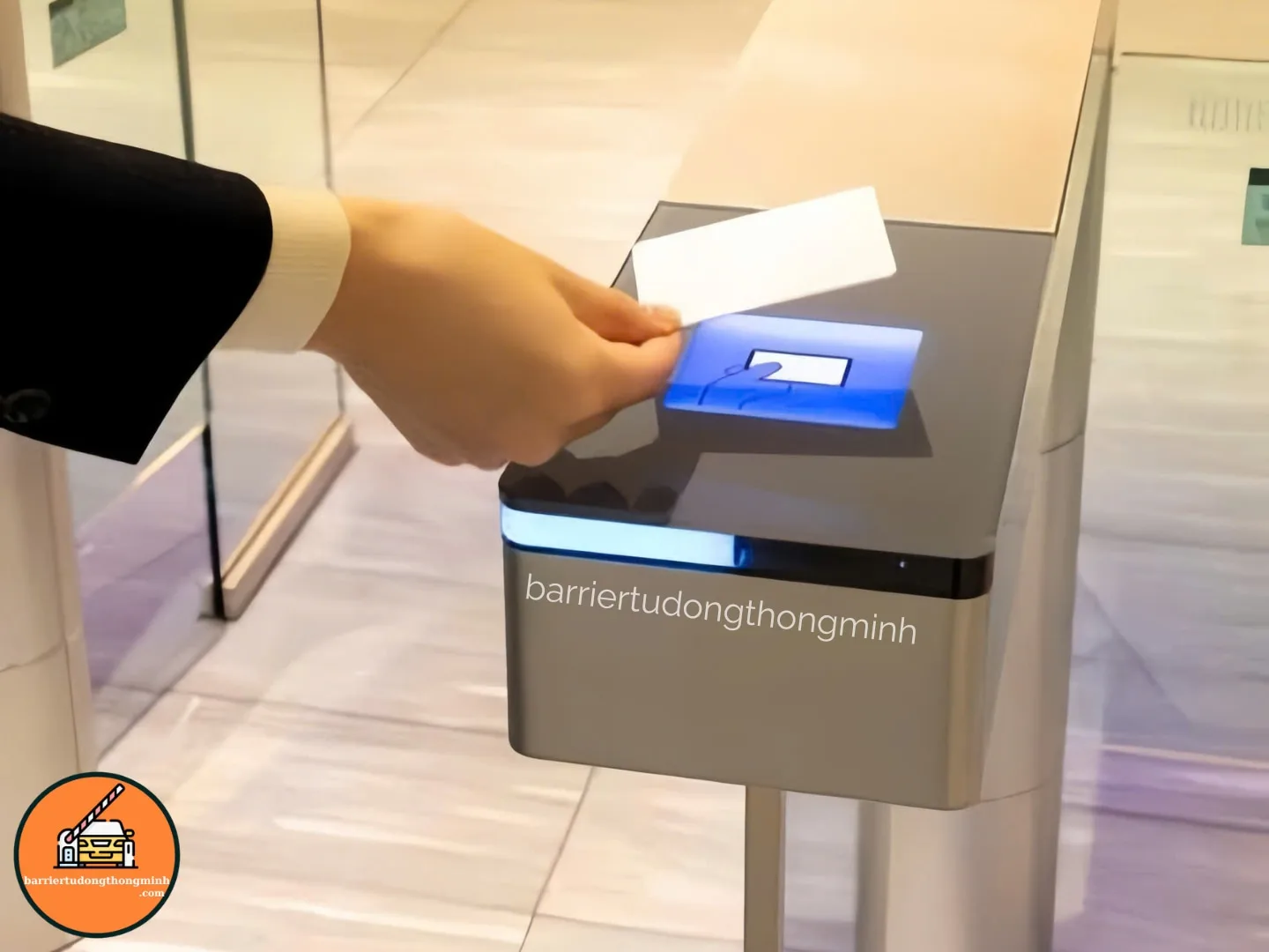 kiểm soát ra vào khách sạn bằng thẻ từ