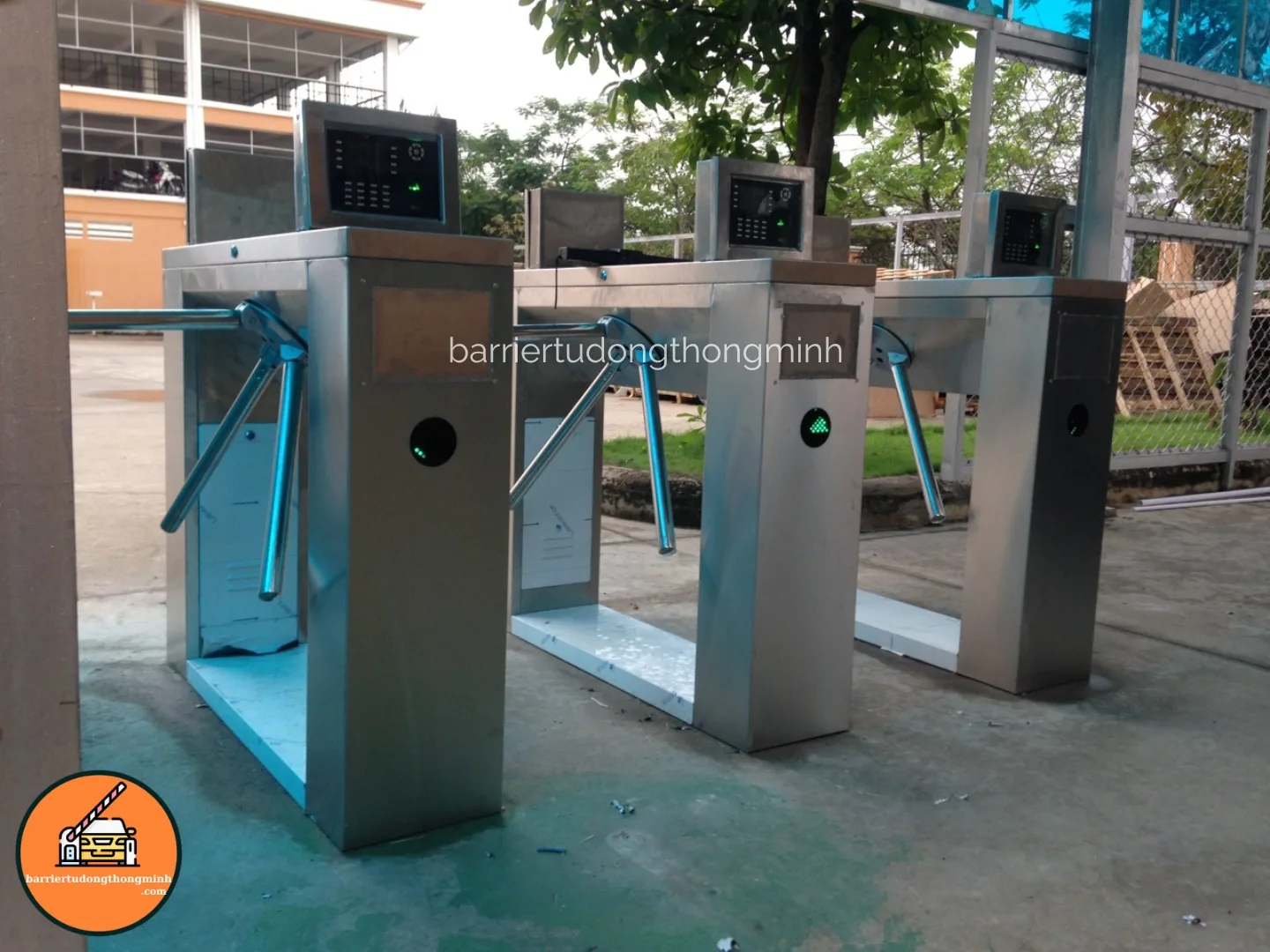 cổng tripod kiểm soát ra vào sân bay