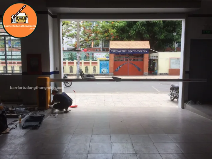 Barie cần gập lắp nhà kho