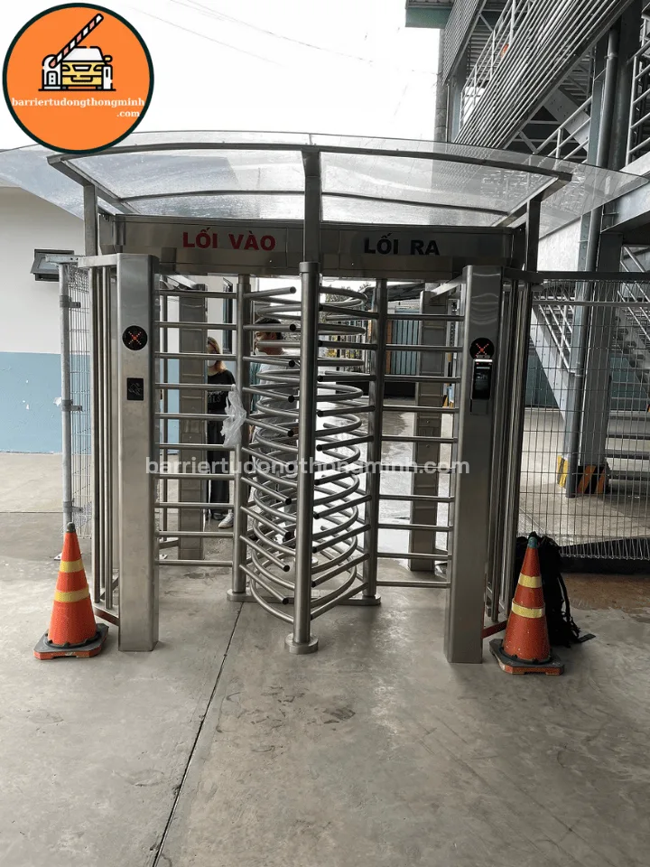 cổng full height kết hợp xác thực khuôn mặt