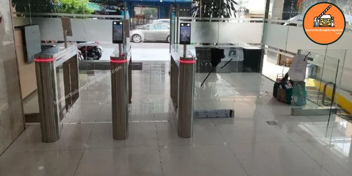 chất liệu cánh cổng swing barrier tại phú nhuận làm từ mica