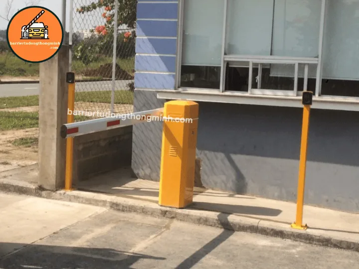giá lắp barrier kết hợp quẹt thẻ