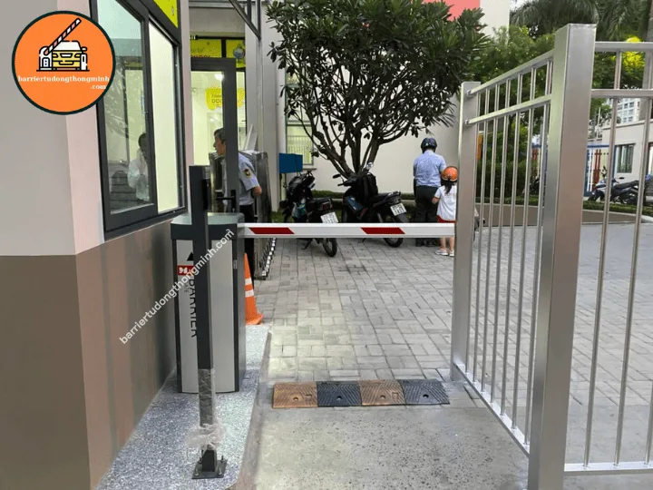 lắp barie chắn xe kết hợp quẹt thẻ cho trường học