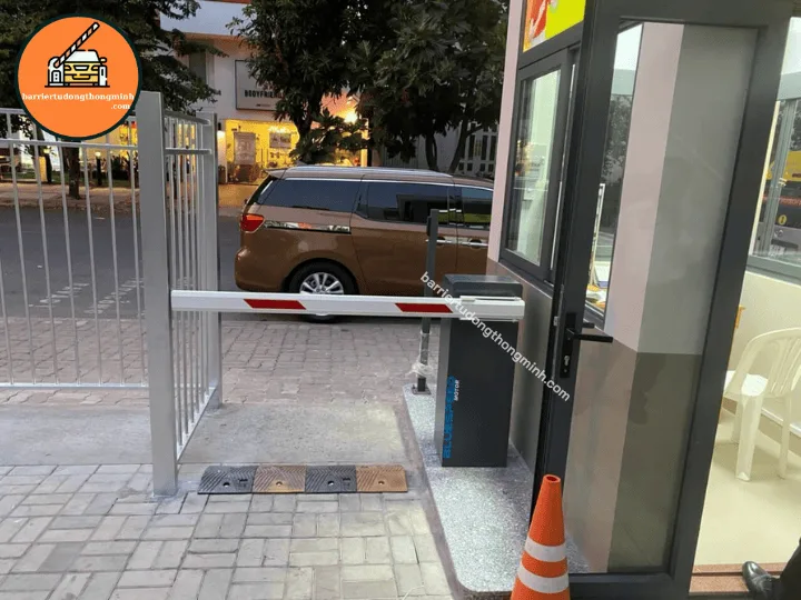 đơn vị uy tín lắp barie tự động kết hợp thẻ từ