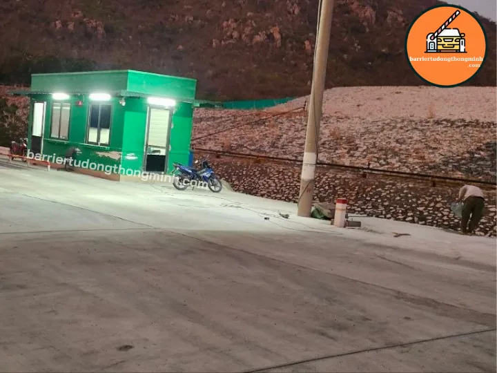 lắp barie kiểm so&aacute;t xe tại b&igrave;nh thuận